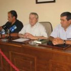El alcalde Tejerina, entre De Cabo y Fernández, que ayer dejaron el gobierno municipal.