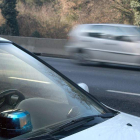 Un dispositivo de control de velocidad instalado en un coche camuflado. EFE