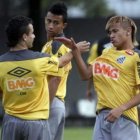 Neymar, a la derecha, durante un entrenamiento con Brasil.