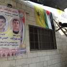 Familiares y amigos de dos presos palestinos celebran su vuelta a casa.