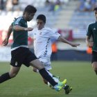 Toni, de blanco, trató de agradar a la afición culturalista en su debut con la elástica blanca. JESÚS