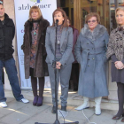 Las autoridades, ayer durante la apertura del rastrillo.