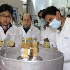 Un equipo de la Organización de Energía Atómica de Irán examina el proceso de enriquecimiento de uranio en una planta nuclear iraní de Natanz.
