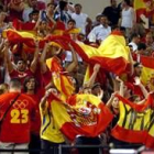 El público español celebra la tercera victoria, décima de la era Pesquera