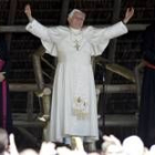 El Papa, ayer, a su llegada a un centro de rehabilitación de drogadictos