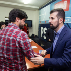 Tudanca saluda al presidente del comité de Nissan, Rubén Zazo. R.S.