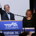 El primer ministro israelí, Benjamin Netanyahu, saluda a sus seguidores mientras pronuncia un discurso en Tel Aviv.