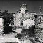 Fotografía antigua que muestra el palacio de Renedo de Valdetuéjar antes de su ‘viaje’ a León, con los guerreros elevados aún sobre cada uno de los cubos pétreos.