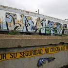 Imagen de las pintadas en uno de los trenes históricos junto a la estación de Renfe. FERNANDO OTERO