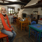 Guts Muths en el pequeño comedor al lado de la cocina y el horno de leña antiguo. El patio es otro de sus rincones.