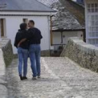 Una pareja cruza el puente de Molinaseca, en una imagen de archivo