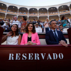Ayuso en el burladero a su llegada ayer a Las Ventas para una corrida de toros. JUANJO MARTÍN