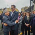 El primer ministro (izquierda) César Villanueva y el presidente de Perú, Martín Vizcarra, en un abrazo previo a la presentación del primer ministro ante el pleno del Congreso para pedir la confianza del Legislativo.