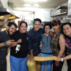 El chef nicaragüense con el personal del restaurante San Facundo La Codorniz. EFE