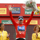 Wiggins, en el podio, con el maillot de líder tras la undécima etapa.