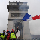 Chalecos amarillos, en la protesta de este sábado en el Arco del Triunfo de los Campos Elíseos, en París
