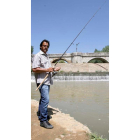 Jesús Nieves, pescando en el Bernesga en León.