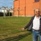 El alcalde indica el lugar que ocuparán las nuevas pistas de squash