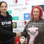 Bea Pacheco en su presentación junto a la presidenta del Pajariel, Amparo Villadangos. L. DE LA MATA