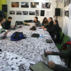 Asistentes a la reunion de internautas celebrada en la editorial Traficantes de Sueños en Madrid.