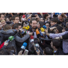 Pablo Iglesias rodedao por peridostas tras votar esta mañana