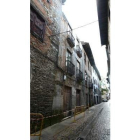 La casona en ruinas linda con la casa de Gil y Carrasco.