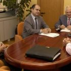 Un momento de la reunión ayer de los alcaldes con el delegado territorial.