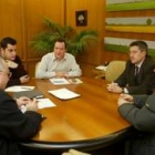 Ibán García del Blanco, Alejandro Valderas y Francisco Fernández durante la reunión con las Apas