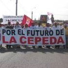 La cabecera de la manifestación, portando la pancarta con el lema, ayer en Villamejil