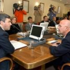 El ministro del Interior, Miguel Acebes, durante la reunión con el foro para el estudio del cannabis