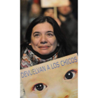 Una mujer, emocionada con la sentencia al ex dictador Videla.