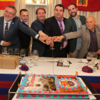 El comisario de la Policía Nacional, el comandante del Ralca 63, Juan Carlos, Pedro González, Guzmán y Gerardo Fernández cortaron la tarta de celebración. BALI/PEÑA MARAGATA FCB