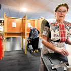 Una mujer vota, este jueves, en un colegio electoral de Holanda.