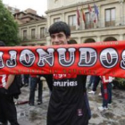 Un aficionado del Sporting muestra una bufanda en la visita a León de la temporada pasada.