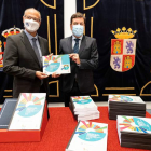 El consejero de Economía y Hacienda, Carlos Fernández Carriedo, registra ayer en las Cortes el Proyecto de Presupuestos Generales de la Comunidad de Castilla y León.