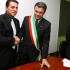 El alcalde de Cacabelos y el de Torano Nuovo durante el acto de hermanamiento.