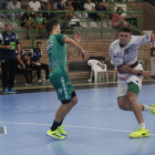 Santista lanza ante la portería rival. El jugador del Abanca Ademar fue el segundo máximo anotador de los leoneses con cinco goles sólo superado por Casqueiro. RAMIRO