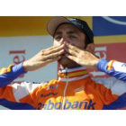El ciclista español celebra en el podio su victoria en la vigésima etapa del Tour de Francia .