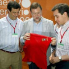 Rajoy recibe un pañuelo como obsequio de unos participantes navarros.