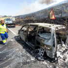 El coche que se incendió provocando un fuego forestal y un helicóptero sofocando las llamas al borde de la N-502. RAÚL SANCHIDRIÁN