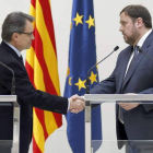 Mas y Junqueras escenificaron ayer la firma del acuerdo de gobernabilidad y estabilidad.