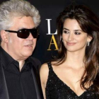 Almodóvar, con Penélope Cruz, en la entrega de los Bafta.