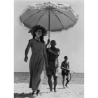 Imagen del artista español Pablo Picasso junto a Françoise Gilot, y al fondo un sobrino de Picasso, Javier Vilato, en la Costa Azul francesa en 1951, obra del legendario fotógrafo de guerra Robert Capa.