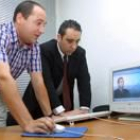 A la izquierda, el creador de la página web, junto a Fernando Valcarce, ayer en la sede del PB