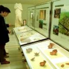 Varias personas observan alguna de las piezas de la colección expuesta en el Museo Romano