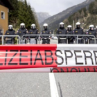 Policías desplegados en la frontera entre Austria e Italia durante una protesta en el 2016.