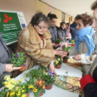 La alcaldesa de Mansilla, Mari Paz Díaz, entrega plantas a una de las vecinas.