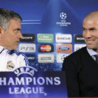 José Mourinho, acompañado por el consejero del presidente del Real Madrid Zinedine Zidane