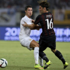 Ronaldo lucha por el balón con el centrocampista del Milan Andrea Poli
