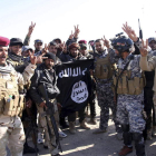 Soldados iraquíes posan con la bandera del Estados Islámico, en una imagen reciente.